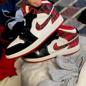 Air Jordan retro mid gs bad Santa size 1y